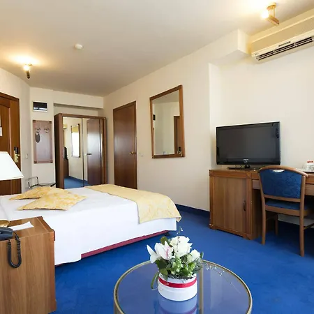 Opera By Zeus International Hotell 3*