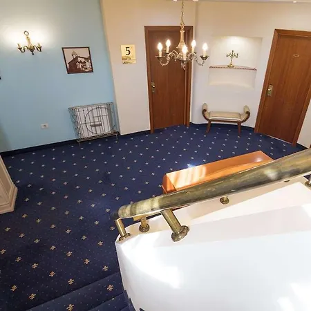Zeus Essence Opera Otel 3*