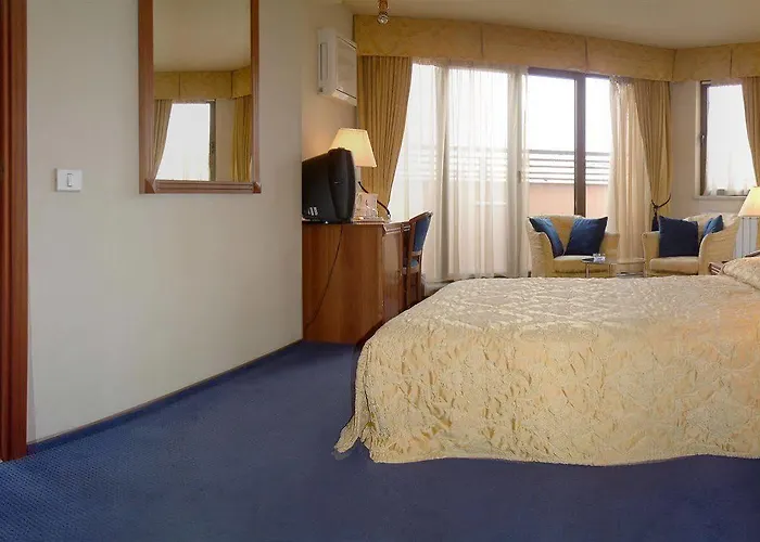 Zeus Essence Opera Hotell 3*