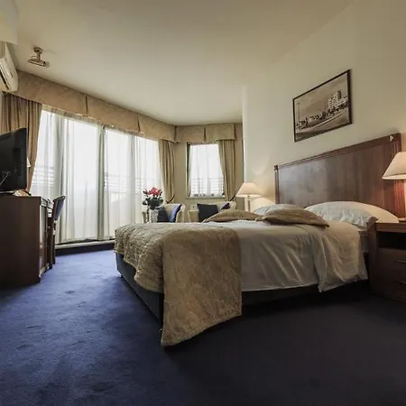 Zeus Essence Opera Hotel