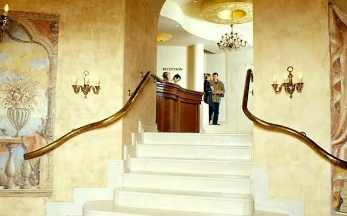 Zeus Essence Opera Бухарест