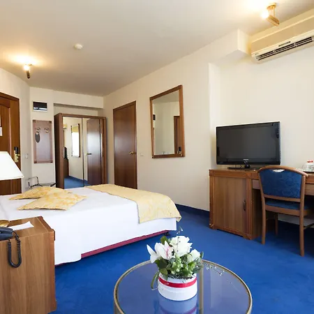 Готель Zeus Essence Opera 3*