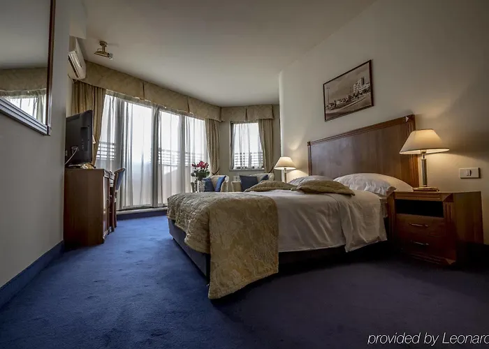 Готель Zeus Essence Opera 3*